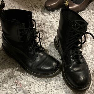 DR MARTENS 1460 WOMENS LACE UP LEATHER CLASSIC